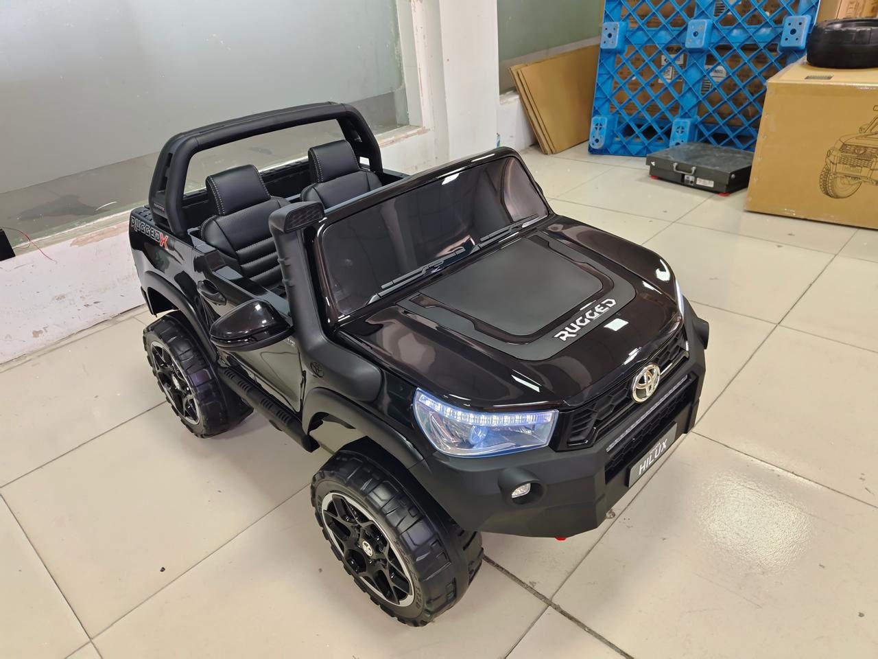 CAMIONETA TOYOTA HILUX CON PANTALLA 2 PUESTOS 24 VOLTIOS - Imagen 4